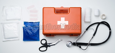 Botiquín de primeros auxilios con equipo médico Stockphoto 28135714