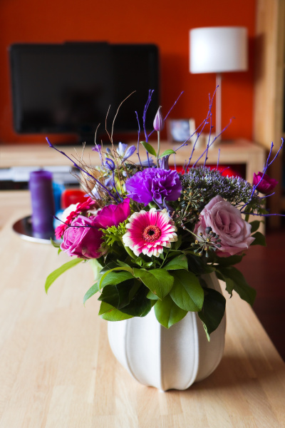 Ramo de flores sobre mesa en interior moderno - Foto de archivo #6538469 |  Agencia de stock PantherMedia