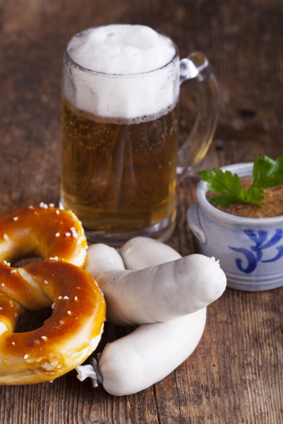 bayerische weisswurst mit bier und bretzel