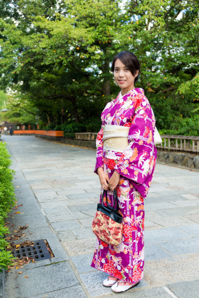 Mujer joven con ropa japonesa tradicional en Kioto - Stockphoto #15271497 | de stock PantherMedia