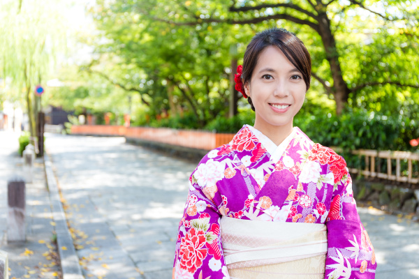 Mujer japonesa usando vestido tradicional japonés - Foto de archivo  #15913907 | Agencia de stock PantherMedia