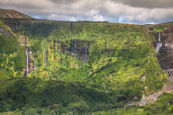 paisaje de las azores en isla de flores. cascadas en - Stockphoto #16446300  | Agencia de stock PantherMedia