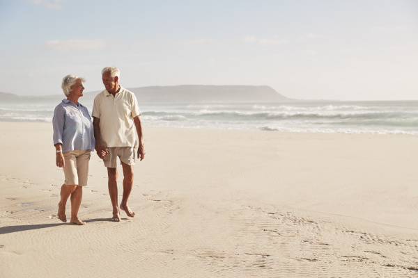 Pareja jubilados Senior caminando junto a la playa de - Stockphoto  #24750474 | Agencia de stock PantherMedia