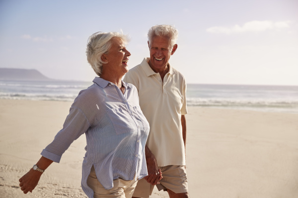 Pareja jubilados Senior caminando junto a la playa de - Stockphoto #24750490 | Agencia de stock PantherMedia Pareja jubilados Senior caminando junto a la playa de - Stockphoto #24750490 | Agencia de stock PantherMedia