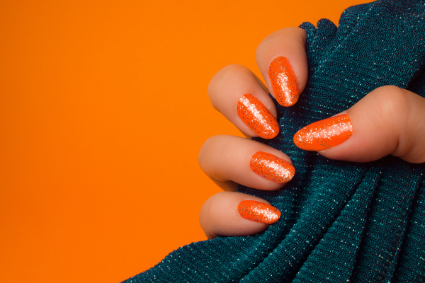 manicura de uñas brillantes anaranjadas - Stockphoto #26890426 | Agencia de  stock PantherMedia