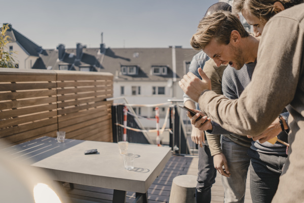 jovenes empresarios reunidos en una terraza