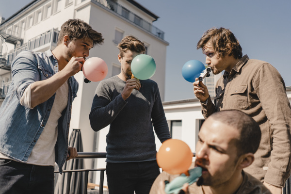 grupo de amigos jugando con globos