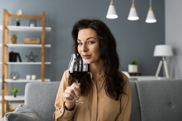 mujer bebiendo vino tinto en videoconscidia