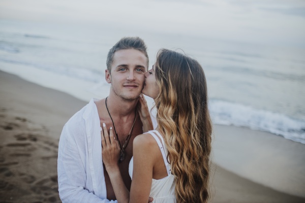 joven pareja enamorada en la playa