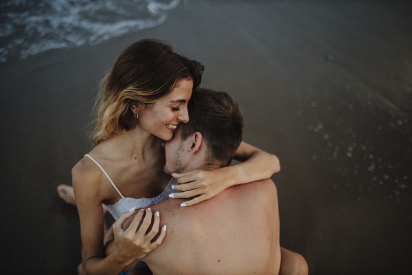 joven pareja enamorada en la playa