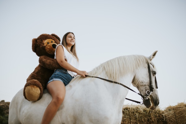 hermosa joven montando a caballo con