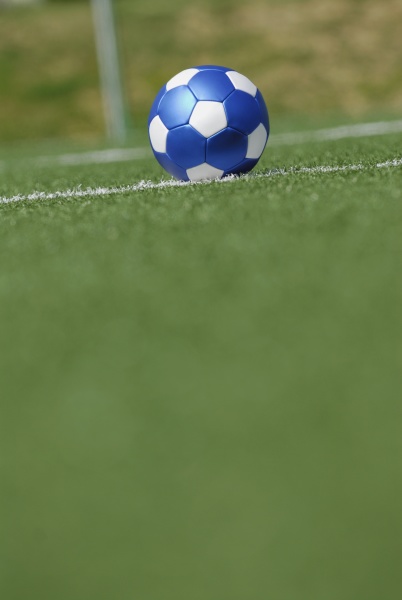 balon de futbol en un campo