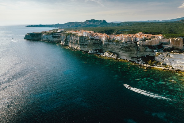 vista aerea de un yate navegando