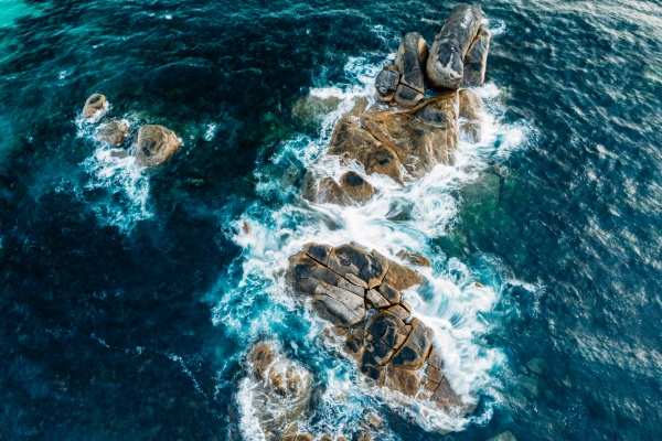 vista aerea del agua salpicando rocas