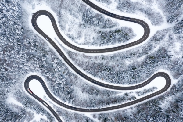 invierno nieve sinuosa carretera serpentine switchbacks