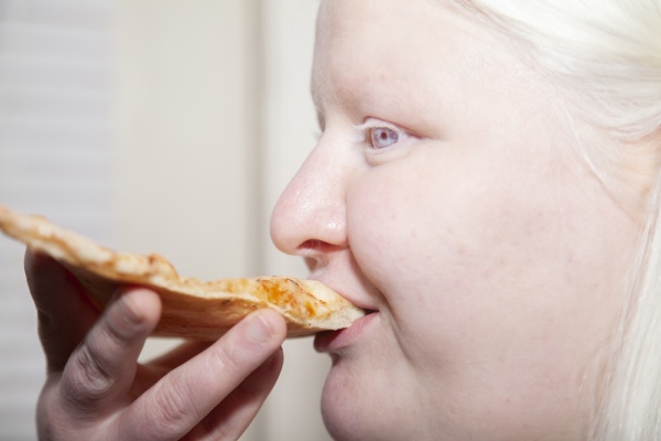 albino, woman, eating, pizza, backward - 30774122