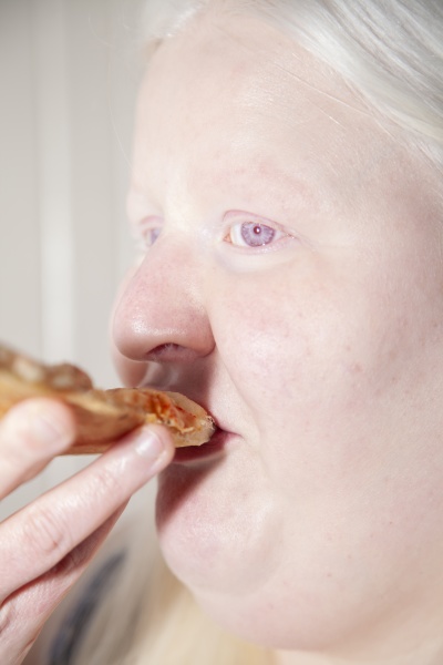 albino, woman, eating, pizza, backward - 30774123