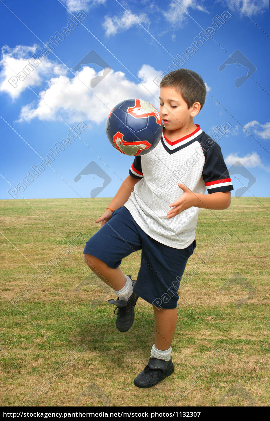 Niño jugando futbol fotos de stock, imágenes de Niño jugando