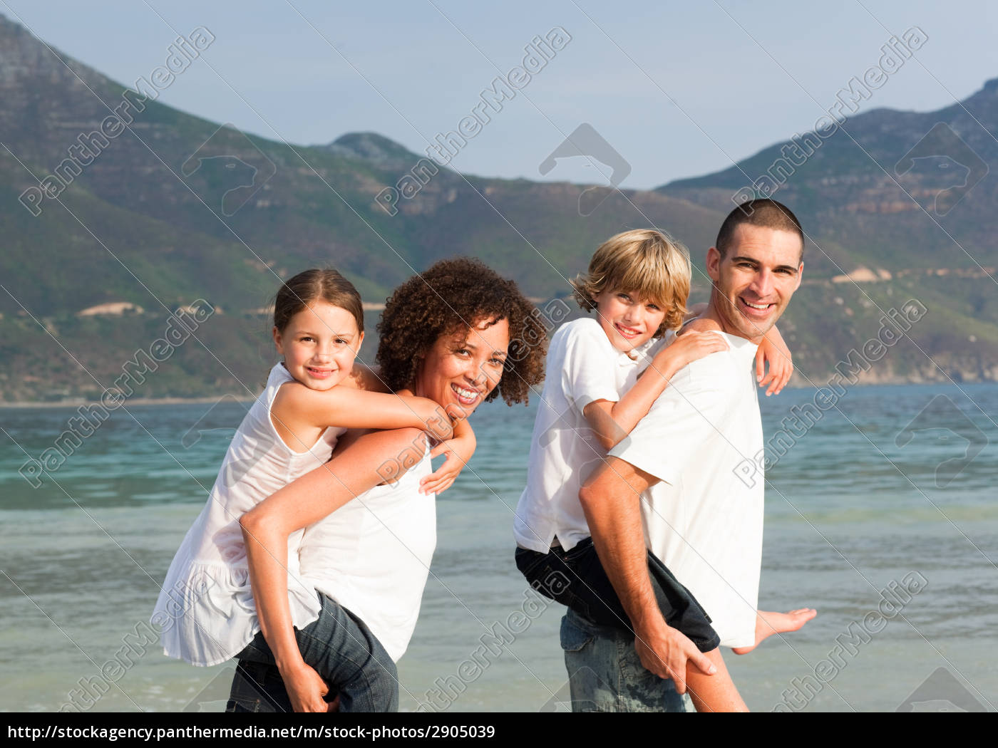 Familia Feliz Jugando En La Playa Foto De Archivo 2905039