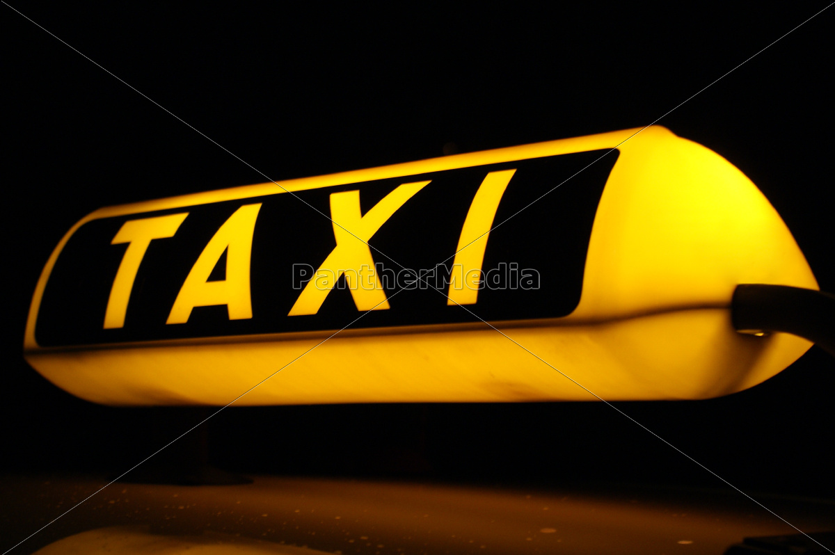 Señal de taxi iluminada por la noche - Stockphoto #9888544