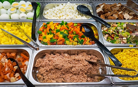 Buffet de ensaladas con una amplia selección - Stockphoto #11361417 |  Agencia de stock PantherMedia