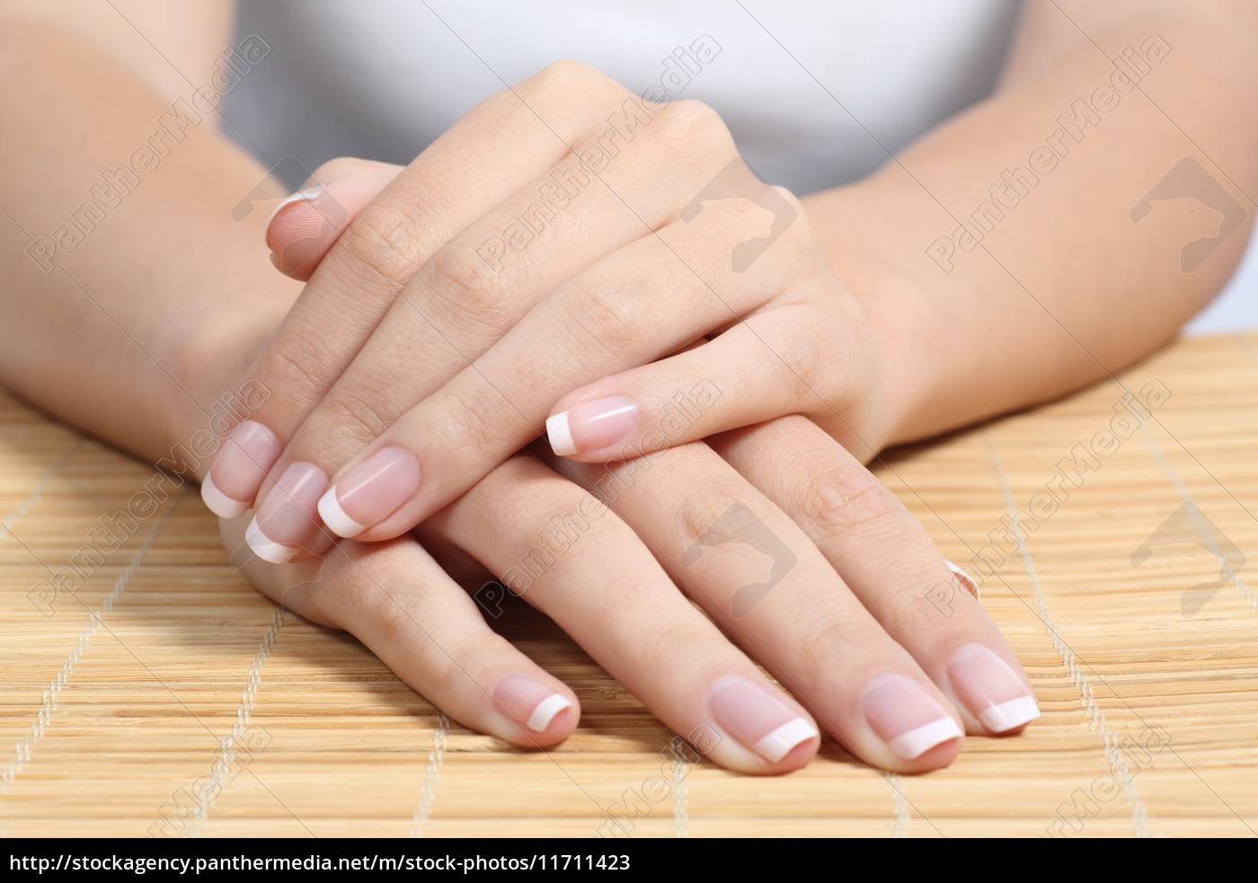 Mano femenina con hermosa manicura y anillos