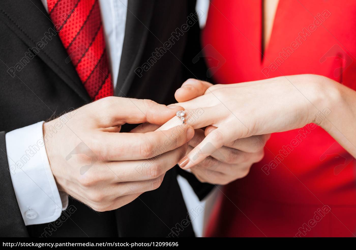 Mano de hombre online con anillo de compromiso