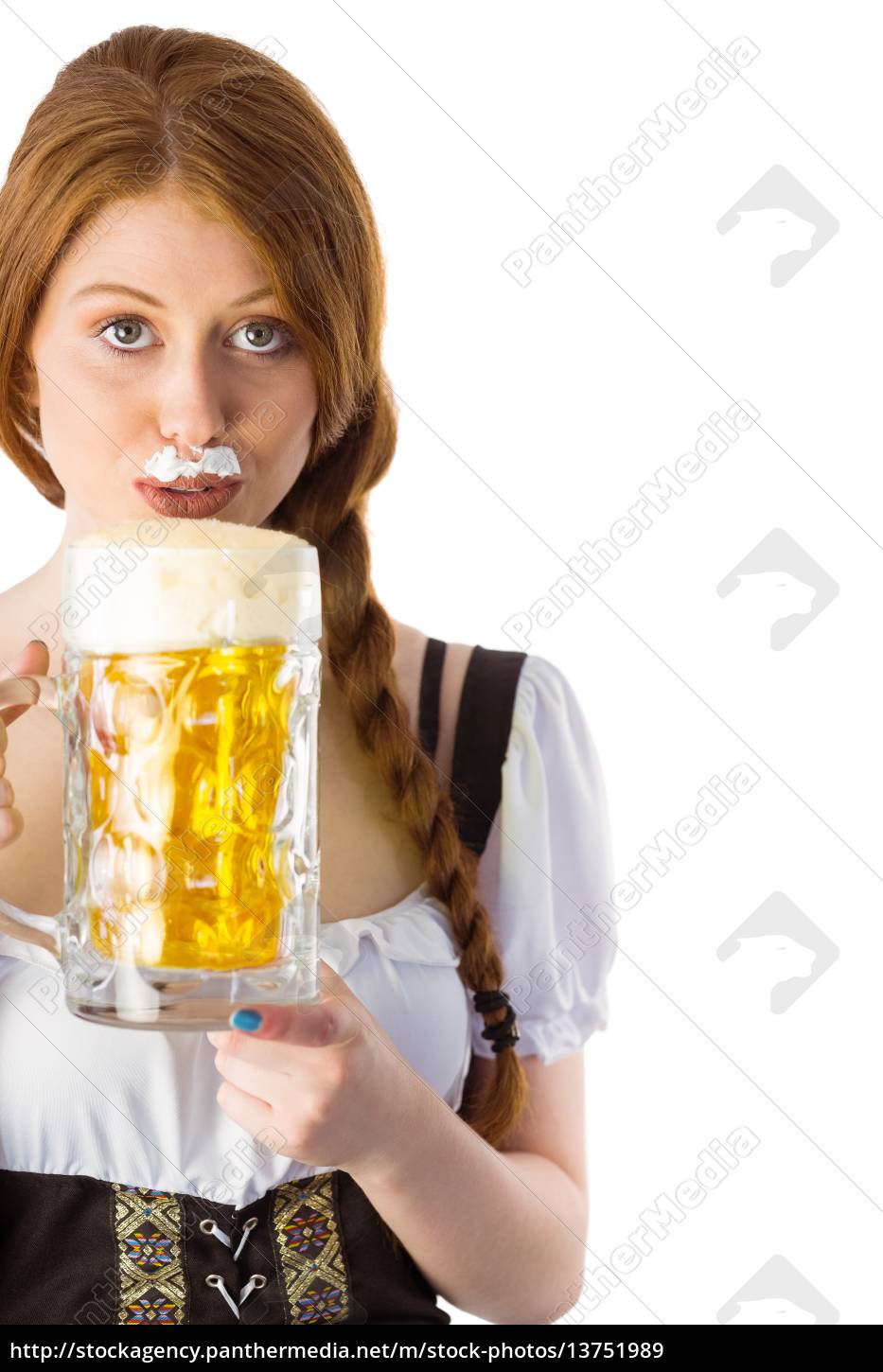 chica bebiendo cerveza