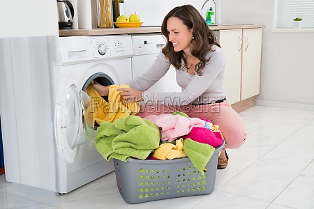mujer poniendo ropa en la lavadora - Stockphoto #14651967 | Agencia de  stock PantherMedia