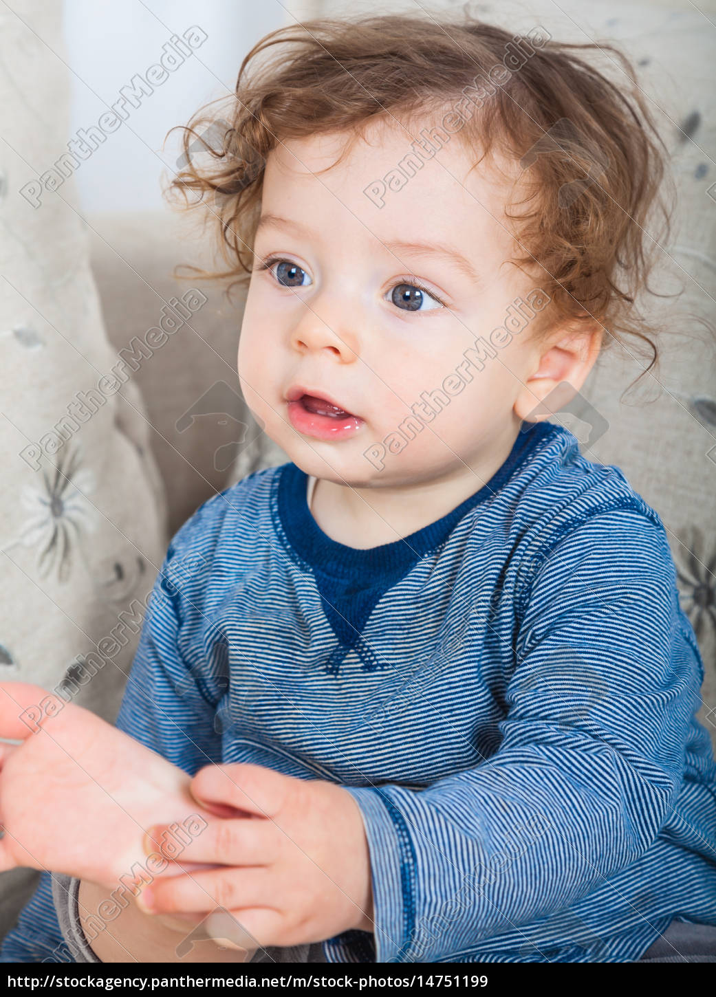 Cerca De Un Retrato De Un Niño De Pelo Rizado Arrastrándose En La Cama Foto  de stock y más banco de imágenes de Bebé - iStock