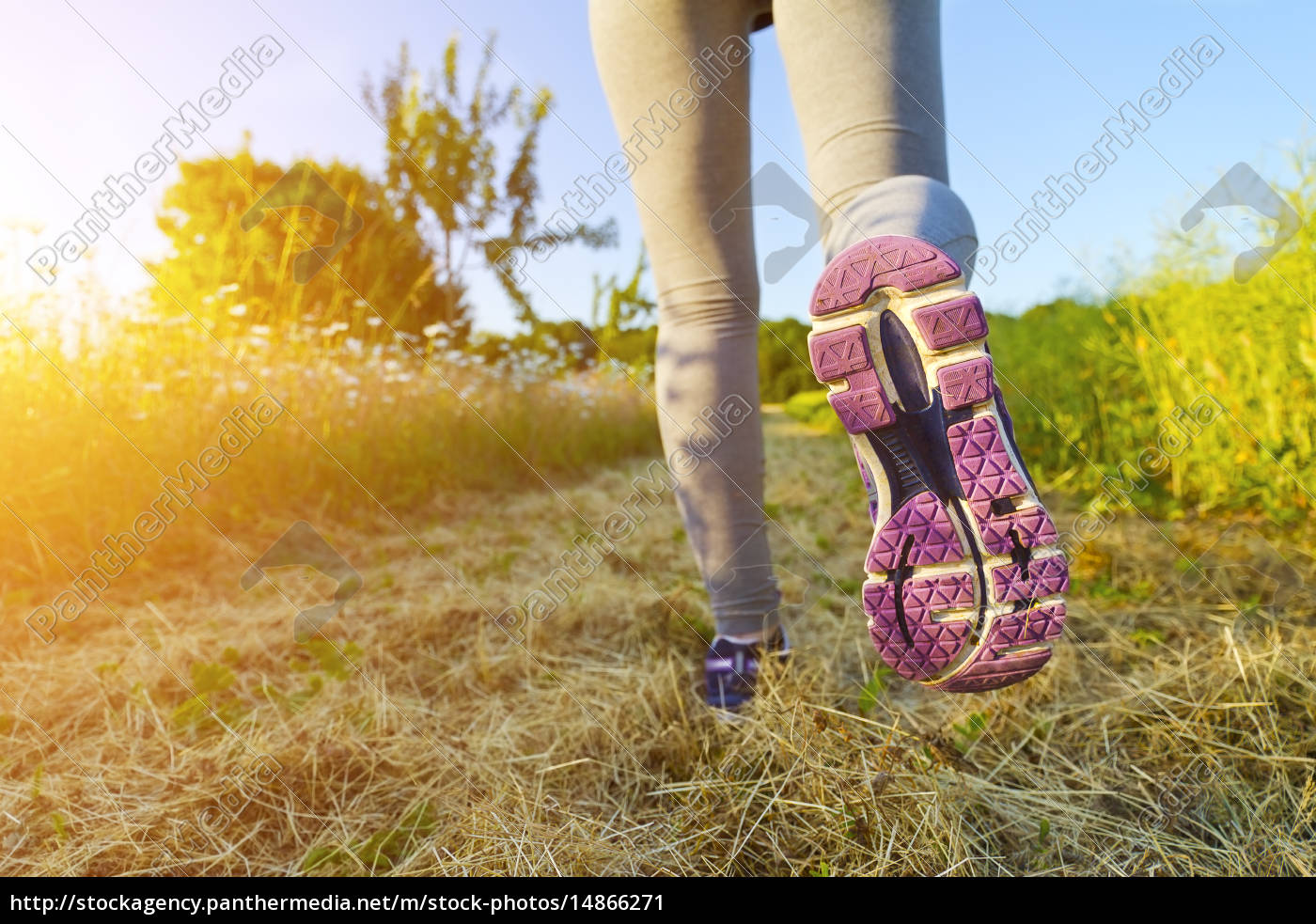 mujer corriendo por el campo Stock Photo