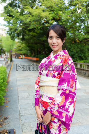 Mujer con ropa tradicional japonesa en la calle - Foto de archivo #14975107  | Agencia de stock PantherMedia