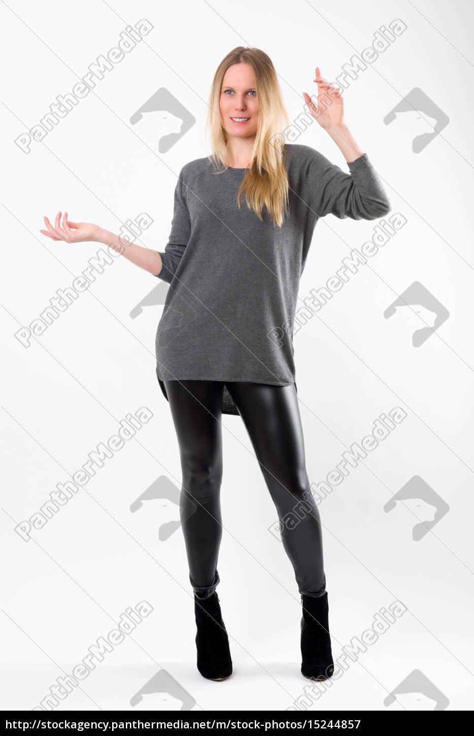 Mujer de moda rubia en pantalones negros delgados - Stockphoto #15244857