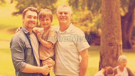 Abuelo padre e hijo con familia en el fondo en el - Stockphoto #15465633 |  Agencia de stock PantherMedia