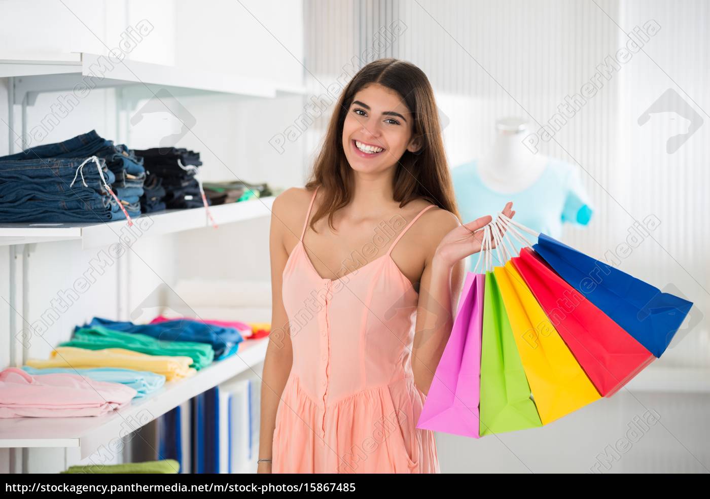 Mujer sonriente llevando bolsas de compras coloridas - Foto de archivo  #15867485