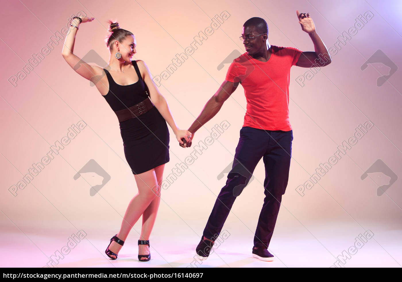 El joven hombre negro y la mujer blanca está bailando - Foto de