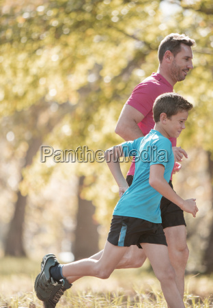 padre e hijo corriendo en el parque - Stockphoto #17144748 | Agencia de  stock PantherMedia