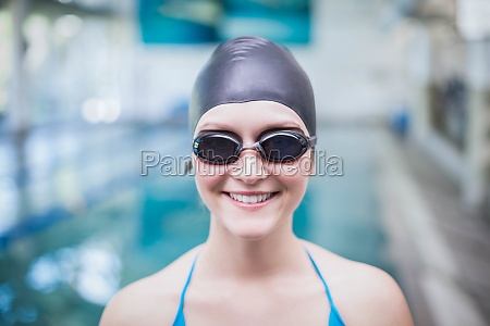 Bonita mujer con gorro de baño y gafas de natación - Stockphoto #17447370
