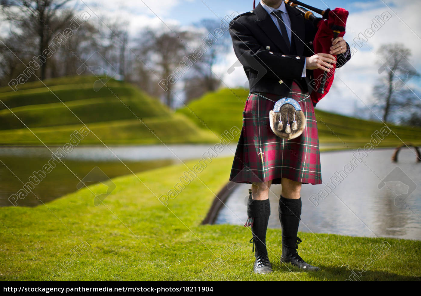 Hombre con kilt escocés tocando la gaita - Stockphoto #18211904