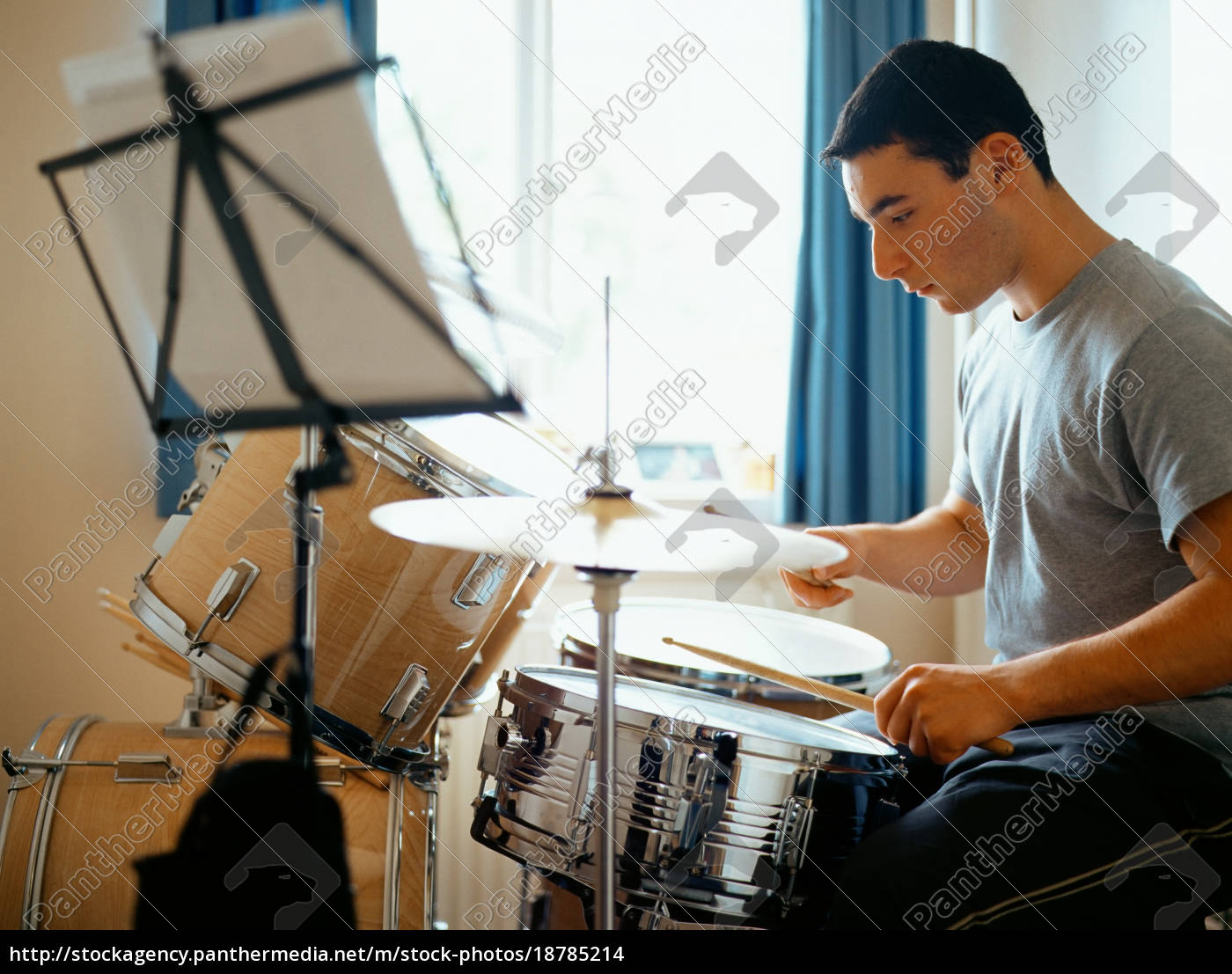 chico tocando la bateria