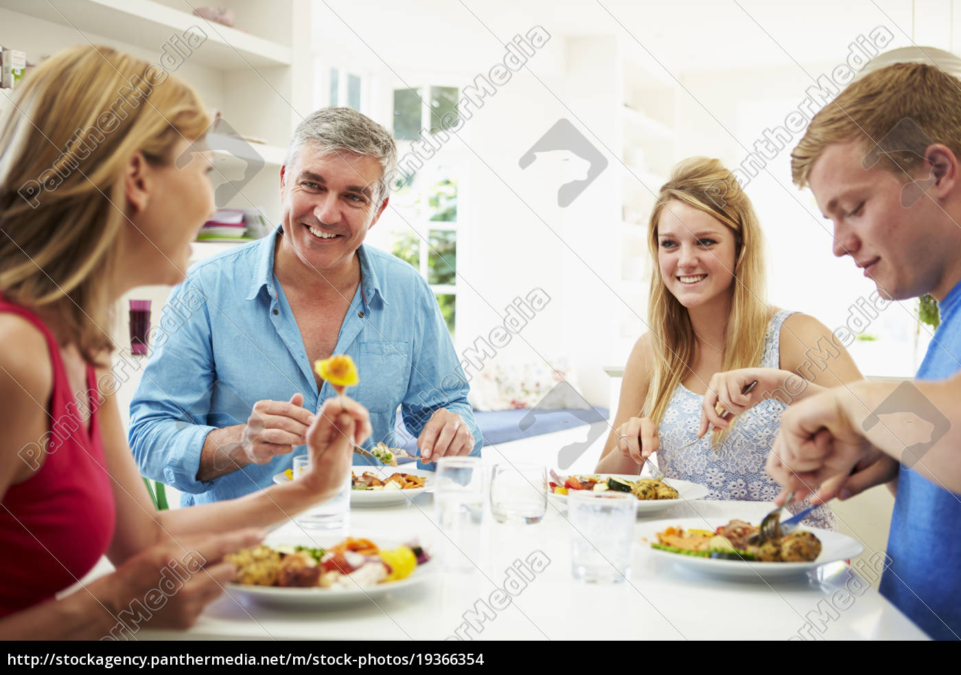 Foto De Un Bebé Comiendo En Casa Foto de stock y más banco de