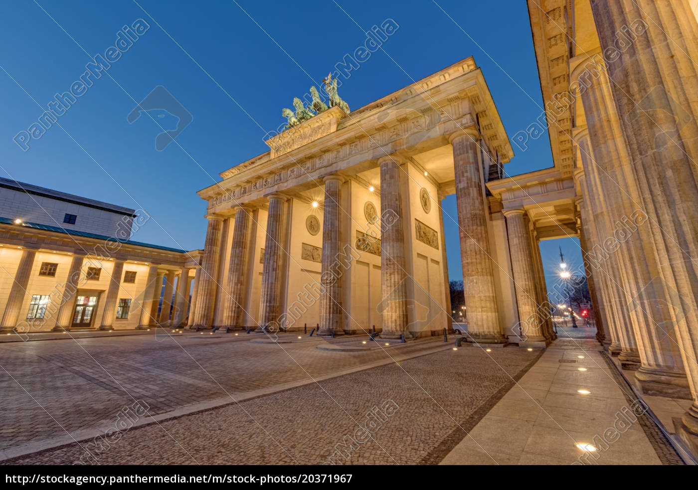 La famosa puerta de Brandenburgo en Berlín por la - Foto de archivo ...