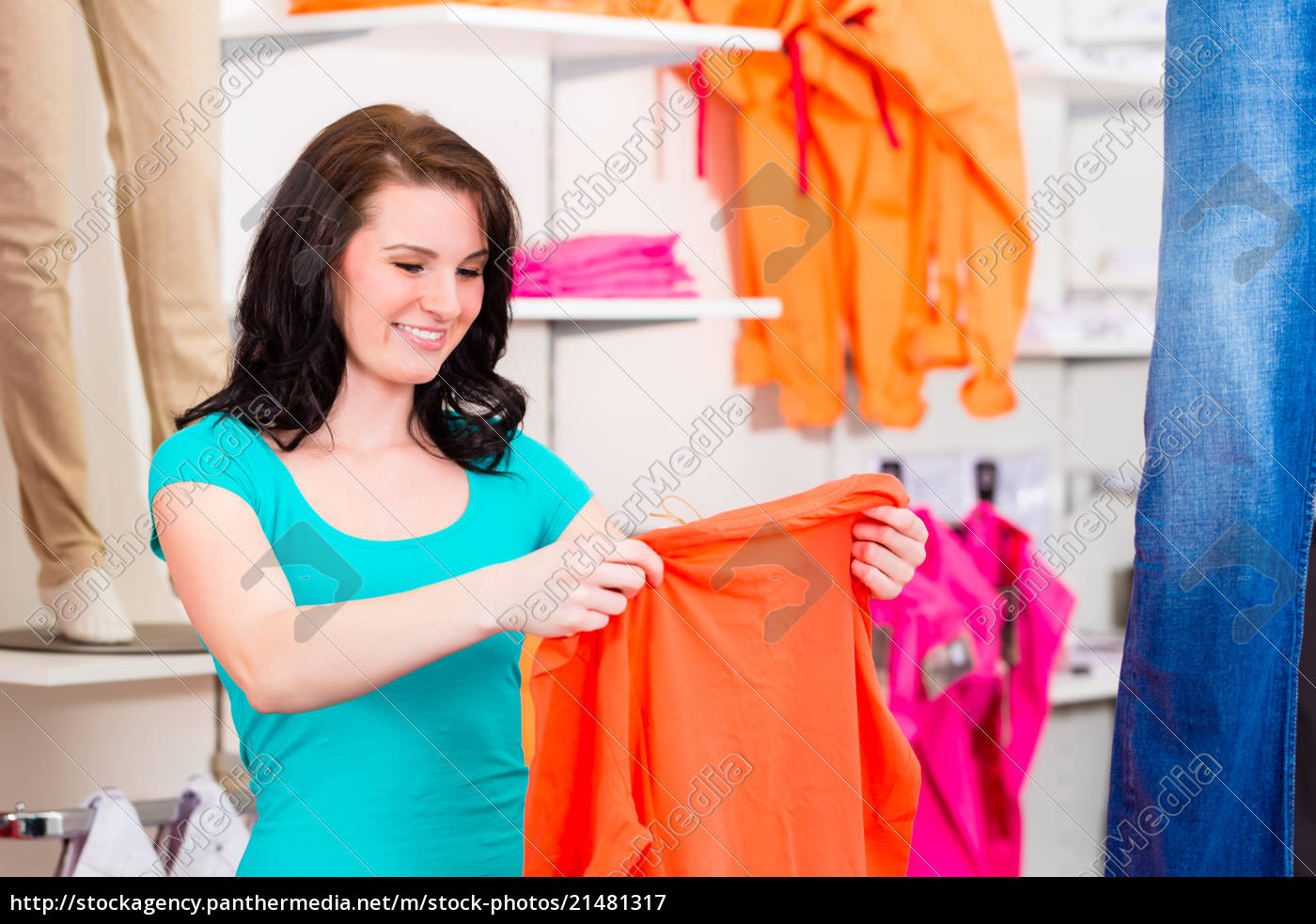 Mujer comprando ropa fotos de stock, imágenes de Mujer comprando