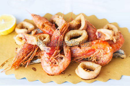 plato con mariscos fritos en el restaurante siciliano - Foto de archivo  #22650983 | Agencia de stock PantherMedia