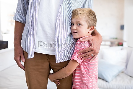 padre e hijo abrazados en la sala de estar - Stockphoto #23095575 | Agencia  de stock PantherMedia