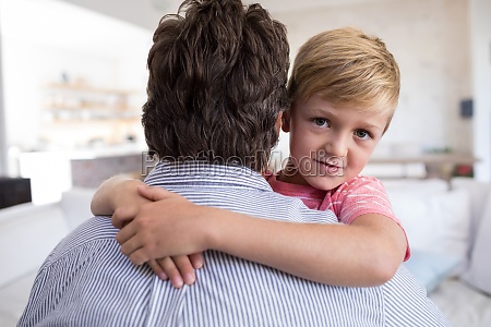 padre e hijo abrazados en la sala de estar - Foto de archivo #23095579 |  Agencia de stock PantherMedia