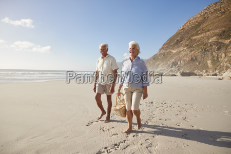 Pareja jubilados Senior caminando junto a la playa de - Stockphoto  #24750512 | Agencia de stock PantherMedia