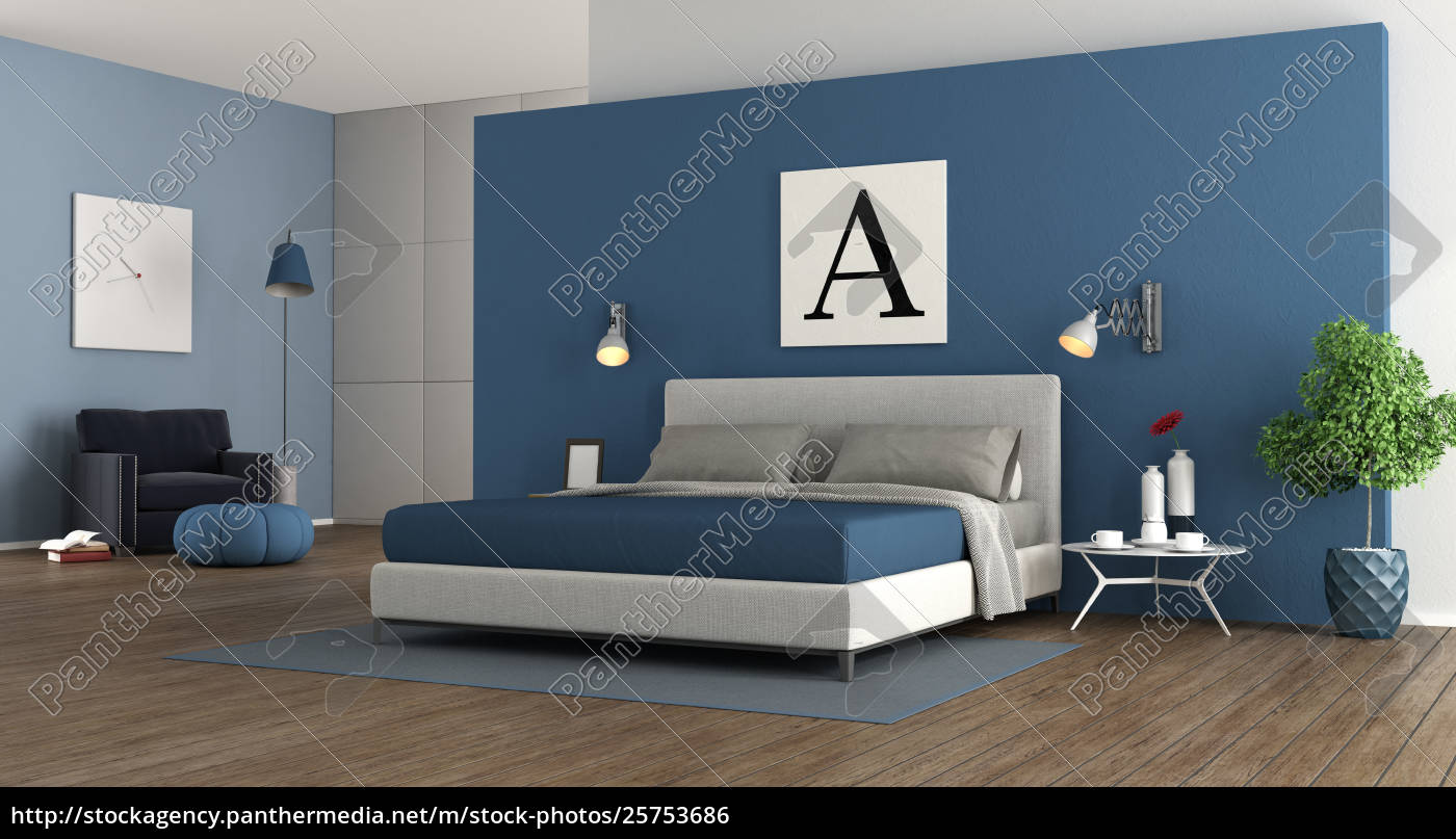 Amplio Dormitorio En Color Azul Con Televisión Y Sillones Fotos, retratos,  imágenes y fotografía de archivo libres de derecho. Image 63514806