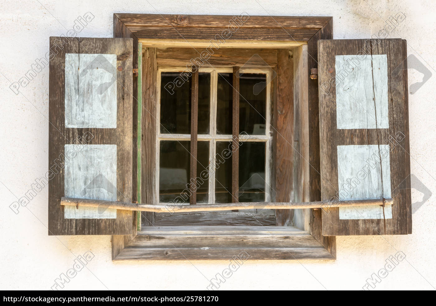 Ventanas de madera de casas antiguas Stock Photo