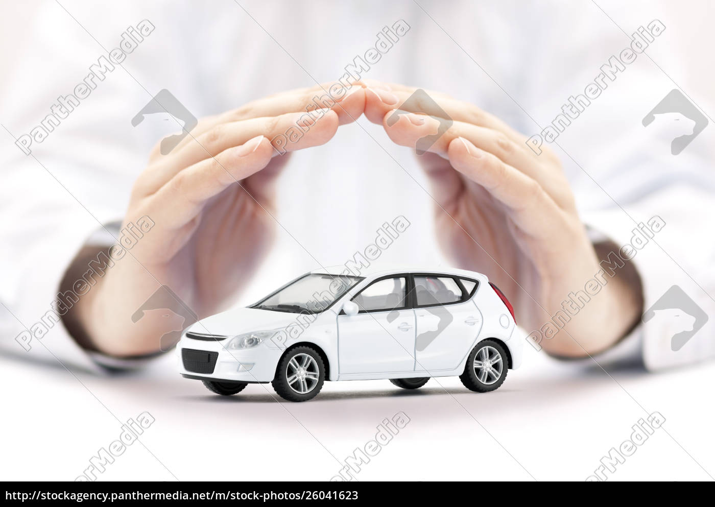 Seguro De Coche Pequeno Coche Blanco Cubierto De Stockphoto Agencia De Stock Panthermedia